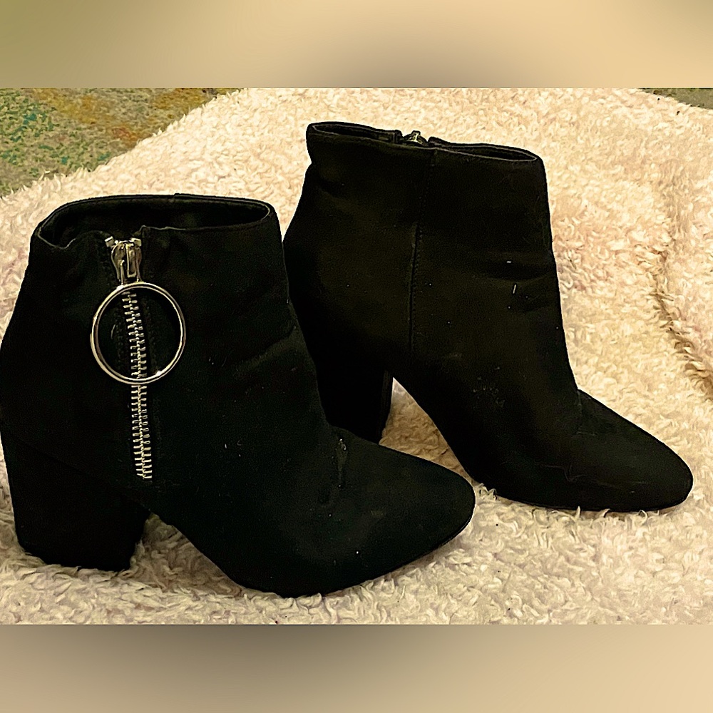 GORGEOUS VINTAGE SUEDE BLOCK-HEEL ZIP-RING ANKLE-BOOT BY SHOEDAZZLE 7.5